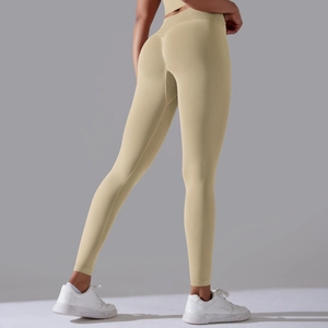 Detailopname van een lichtbeige yoga-legging met hoge taille en naadloze stofstructuur