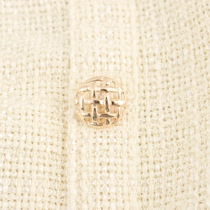 Trägerloses Kleid aus beigem Tweed mit dekorativen goldfarbenen Metallknöpfen und Falten