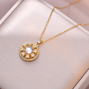Nahaufnahme des drehbaren Blumenanhängers mit Mondstein und Zirkonia in Gold