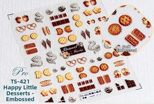 Dettaglio macro degli adesivi per unghie 5D TS-421 con motivi di dolci a rilievo 3D
