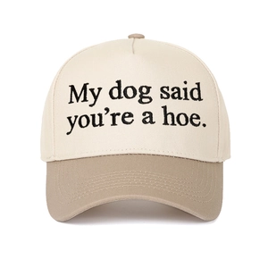 Détail de la couture et du slogan imprimé sur cette casquette de baseball bicolore
