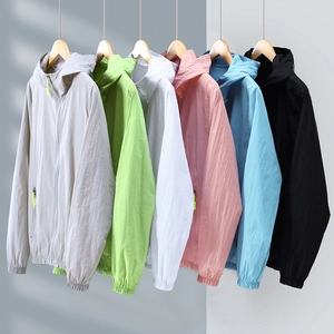 Détail de vestes de protection solaire légères à capuche en six couleurs pastel