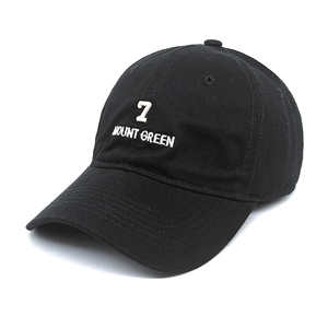 Dettaglio cappello baseball nero con ricamo bianco 7 e scritta Mount Green sul fronte