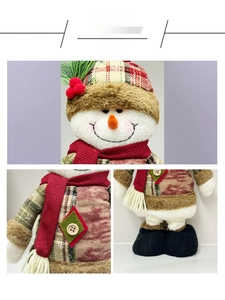 Détails de la peluche bonhomme de neige avec tissu à carreaux rouge vert et boutons en bois