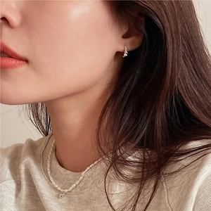 Elegant 925 silver twist hoop earrings and baroque pearl necklace set on model