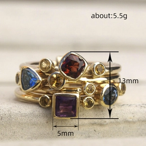 Set de anillos geométricos de colores con piedras multicolores en acabado dorado