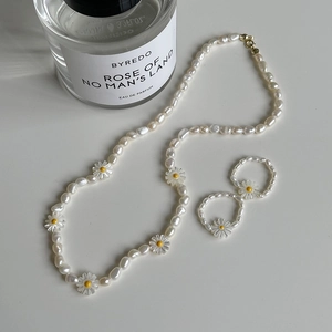 French style daisy necklace set with freshwater pearls and matching beaded rings