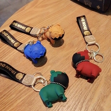 Dettaglio di portachiavi a cane in silicone colorato con anelli dorati e cinturini Iron Dog