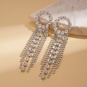 Dettaglio di orecchini a nappa lunga in argento con strass scintillanti e base rotonda