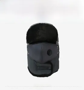 Vue frontale du chapeau aviateur d'hiver avec doublure en fourrure et masque respirant