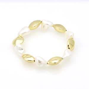 Elegant 18k gold-plated bead bracelet with white baroque pearls and golden metal beads