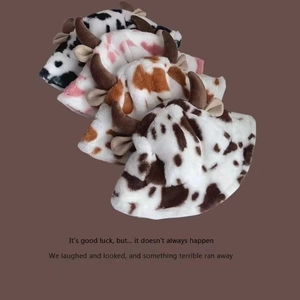 Dettaglio di cappelli pescatore in peluche con stampa mucca e corna 3D in quattro colori