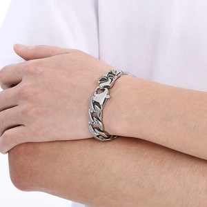Gros plan d'un bracelet gourmette de 15 mm en acier inoxydable avec un fermoir mousqueton