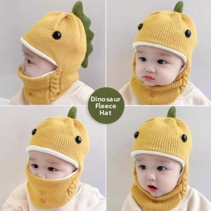 Dettaglio del cappello in maglia a dinosauro giallo per neonati con calda fodera in pile