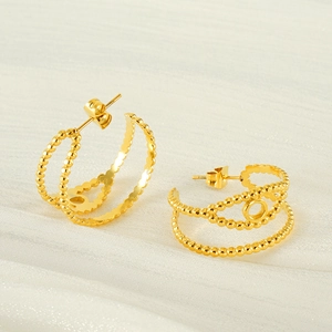 Boucles d'oreilles créoles C géométriques en acier inoxydable doré 18 carats sur soie