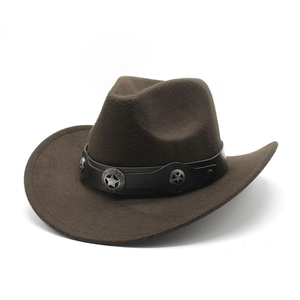 Détail d'un chapeau de cowboy en laine marron foncé avec bande cuir et étoiles argentées
