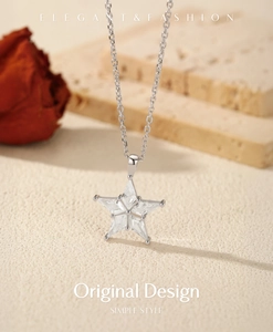 Dettaglio della collana con ciondolo a stella in argento S925 e pietre di zircone lucide