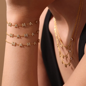 Parure collier et bracelet dorés MAMA avec zircons 5A portés par un mannequin