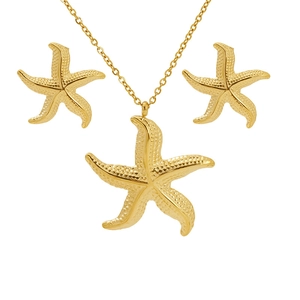 Dettaglio del set collana e orecchini a stella marina con finitura dorata testurizzata