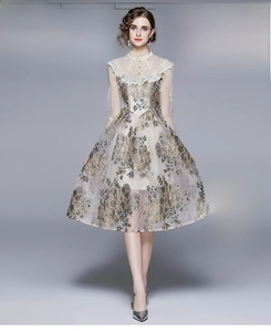 Detail eines Vintage-Kleides mit hohem Hals, Netzhülsen und Goldblumenstickerei