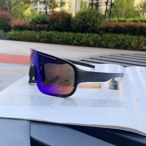 Detail of sports cycling sunglasses with black matte frame and purple mirrored lenses