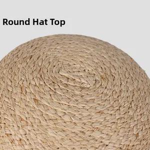 Gros plan détaillé de la calotte ronde artisanale sur le chapeau de paille en raphia