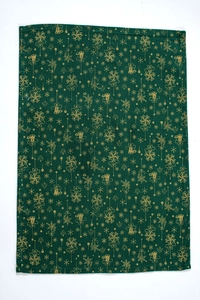 Détail d'une serviette de Noël vert foncé avec motifs dorés de cloches et flocons