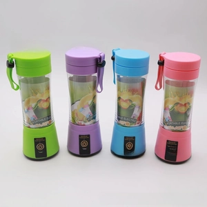 Dettaglio di mini frullatori portatili nei colori verde, viola, blu e rosa allineati