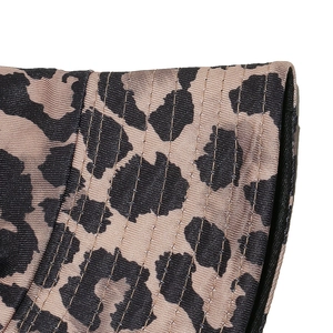 Dettaglio del cappello da sole leopardato con cuciture rinforzate e trama del tessuto