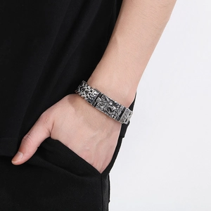 Détail de la gravure de tête de loup sur bracelet gourmette en acier inoxydable pour homme