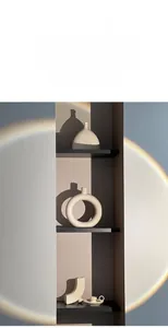 Vue détaillée de vases en céramique blanc cassé mat avec éclairage élégant du coucher du soleil