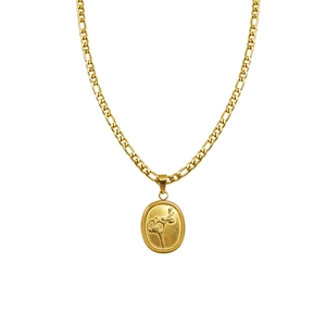 Collier maille Figaro plaqué or avec un pendentif ovale orné de reliefs floraux