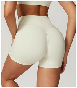 Vue arrière du short de yoga beige à taille haute avec coutures en V pour effet galbant