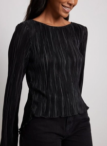 Detailed view of the black plissé pleated texture and fabric on a slim-fit flared sleeve shirt