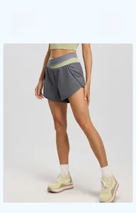 Détail de la taille croisée et du design bicolore sur le short de sport femme