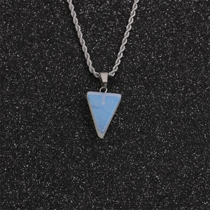 Vue détaillée du pendentif opale bleue triangulaire avec chaîne torsadée argent