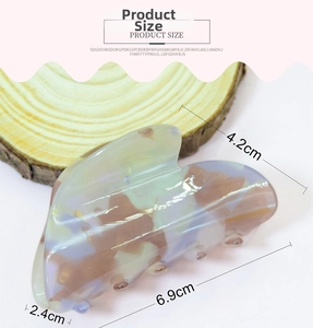 Detailed size view of a heart-shaped claw clip with marble texture measuring 6.9cm