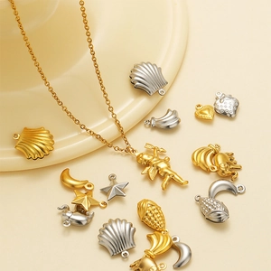 Détail de pendentifs assortis en or et argent pour bijoux DIY avec anges et coeurs