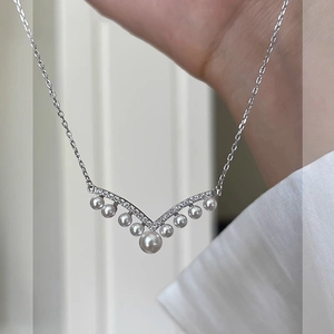 Elegant V-shaped pearl necklace with zircon inlay on silver chain for women