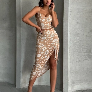 Détail d'un ensemble boho kaki à motif géométrique avec cordon de serrage et jupe fendue