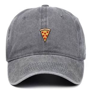 Dettaglio ricamo pizza su berretto in cotone grigio lavato in stile vintage