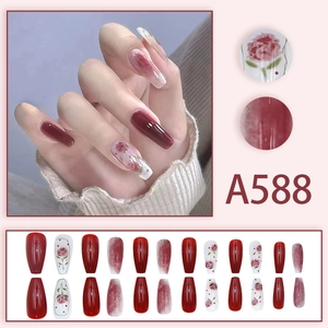Unghie finte lunghe trapezoidali rosa francese con finitura rosso vino e arte floreale