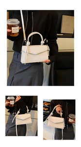 Détails du sac à main en cuir blanc gaufré avec poignée nouée et texture florale