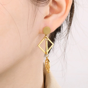 Minimalistische goldene geometrische Tropfenohrringe mit quadratischem Rahmen und Blatt