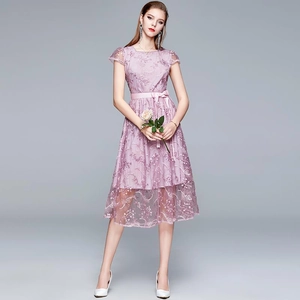 Elegantes hellviolettes Spitzenkleid mit kurzen Ärmeln und Seidengürtel für Damen