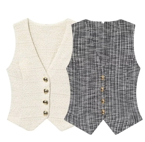 Vue détaillée du gilet en tweed avec boutons métalliques en coloris beige et gris foncé