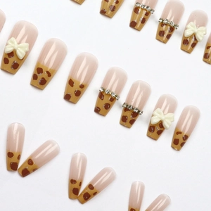 Faux ongles longs cercueil avec motif léopard et nœuds 3D sur base rose poudré