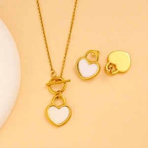 Détail d'un ensemble de bijoux en acier inoxydable 18K avec pendentif cœur en émail blanc