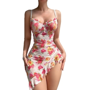 Robe moulante à fleurs avec fines bretelles, ourlet à volants et motifs floraux
