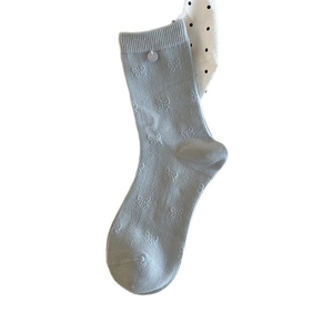Chaussettes bleu clair avec motif jacquard de nœuds et bords-côtes sur fond blanc
